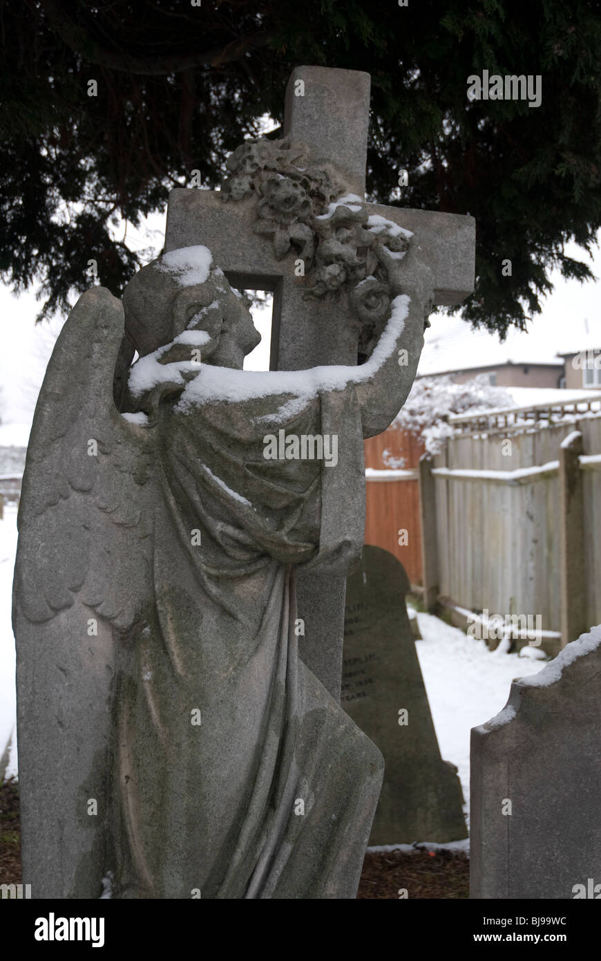 St Leonards cimitero con lapidi coperte di neve, Heston West London, Regno Unito Foto Stock