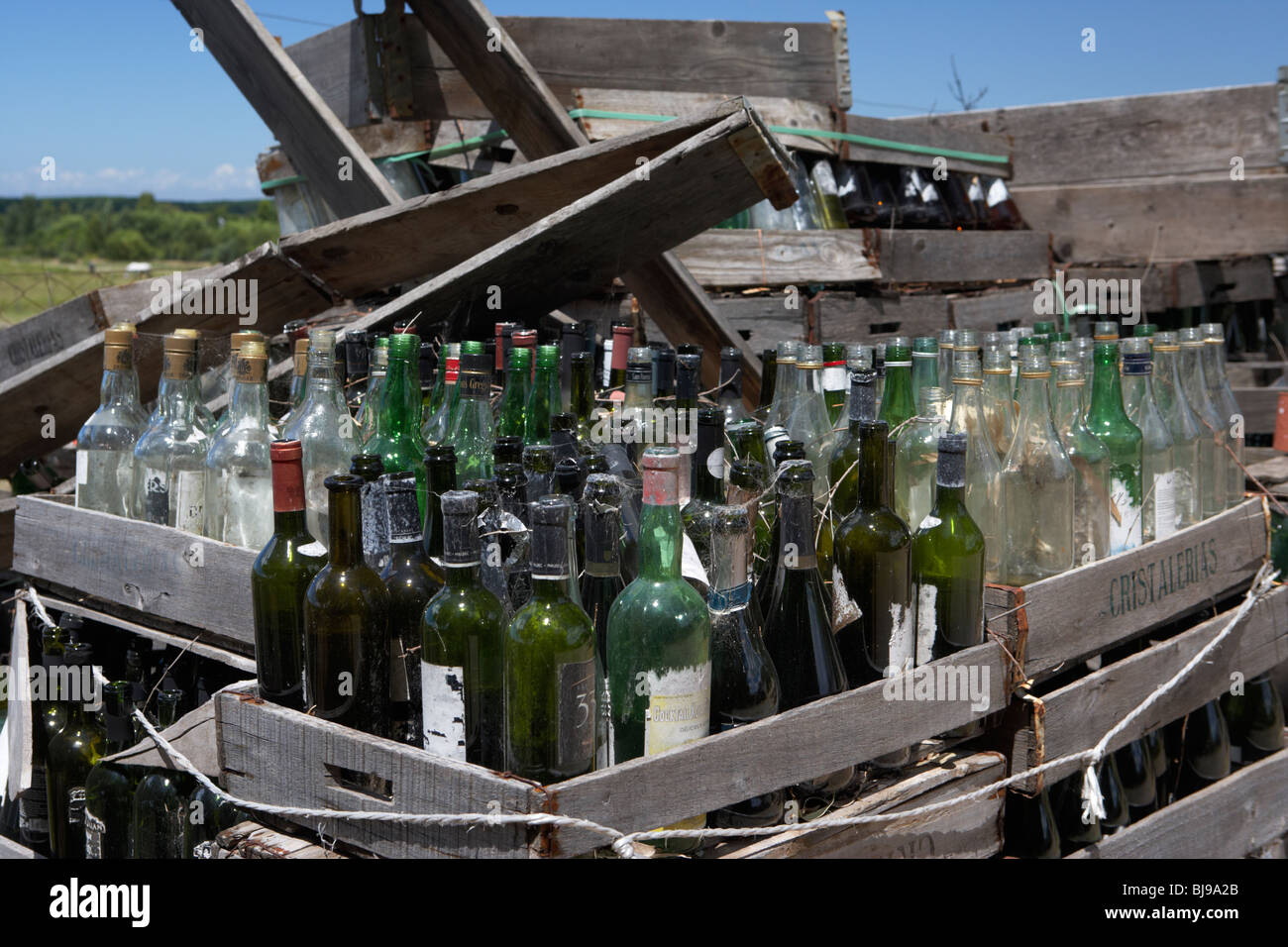 Casse di vecchio vino d'annata e lo spirito di bottiglie in una fattoria in Colonia del Sacramento Uruguay Sud America Foto Stock