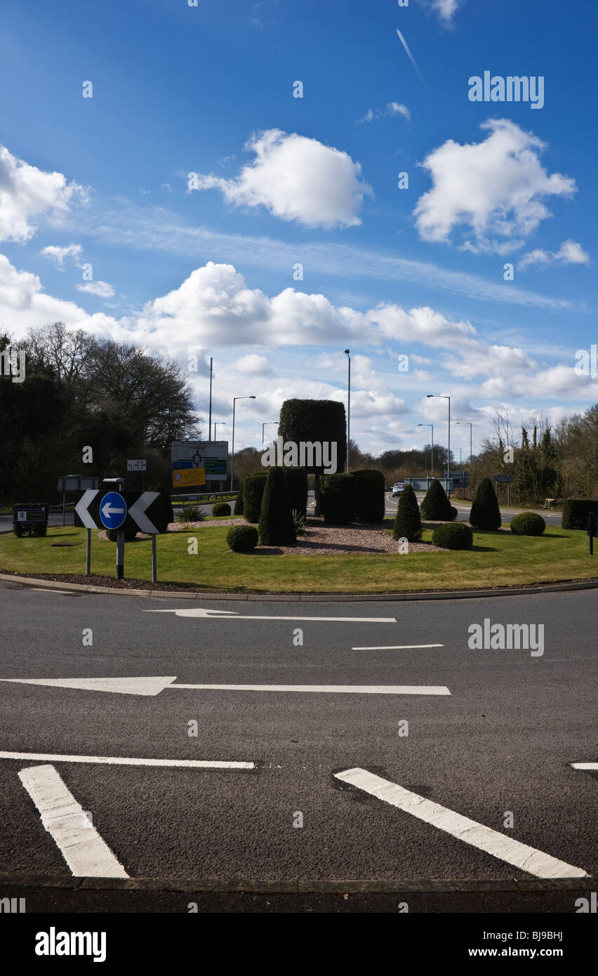 Indicazioni stradali su una rotatoria sulla principale A4 Bath Road vicino a Maidenhead Berkshire REGNO UNITO Foto Stock