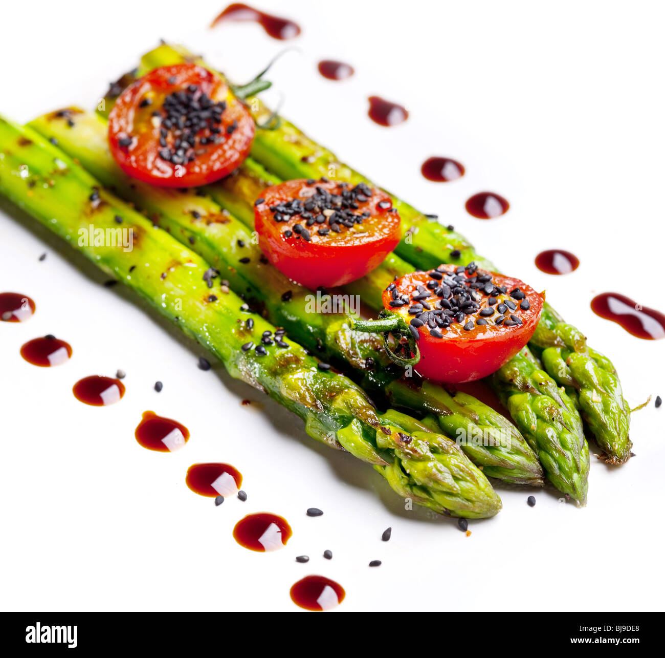Frittura di asparagi verdi su sfondo bianco Foto Stock