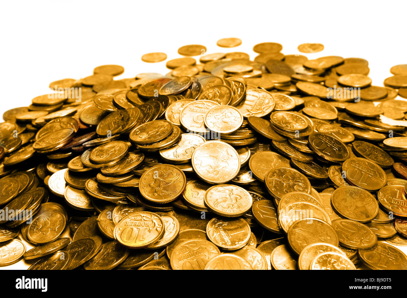 Pila di monete d'oro su bianco Foto Stock