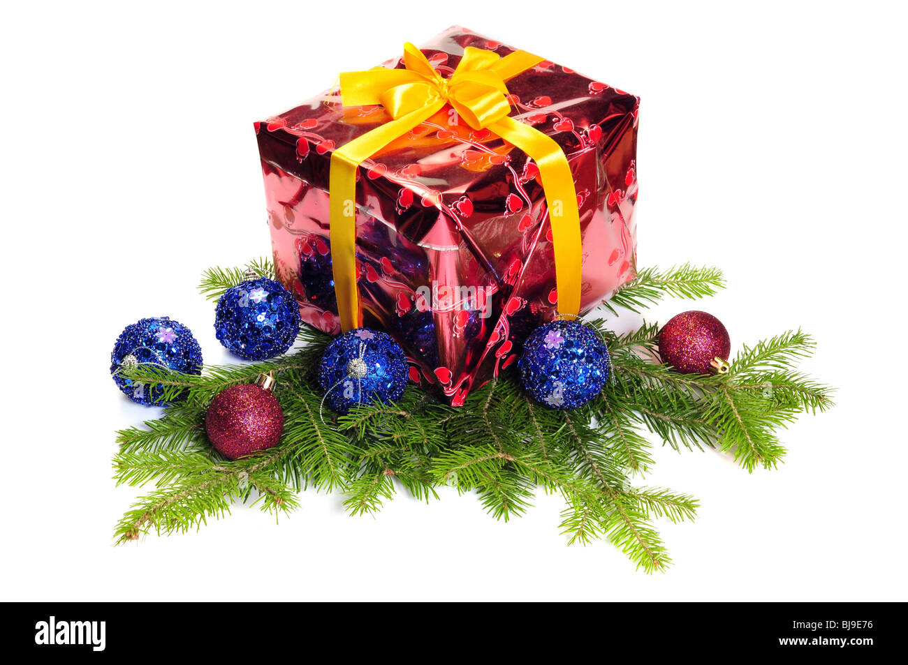 Confezione regalo e decorazione di Natale su bianco Foto Stock