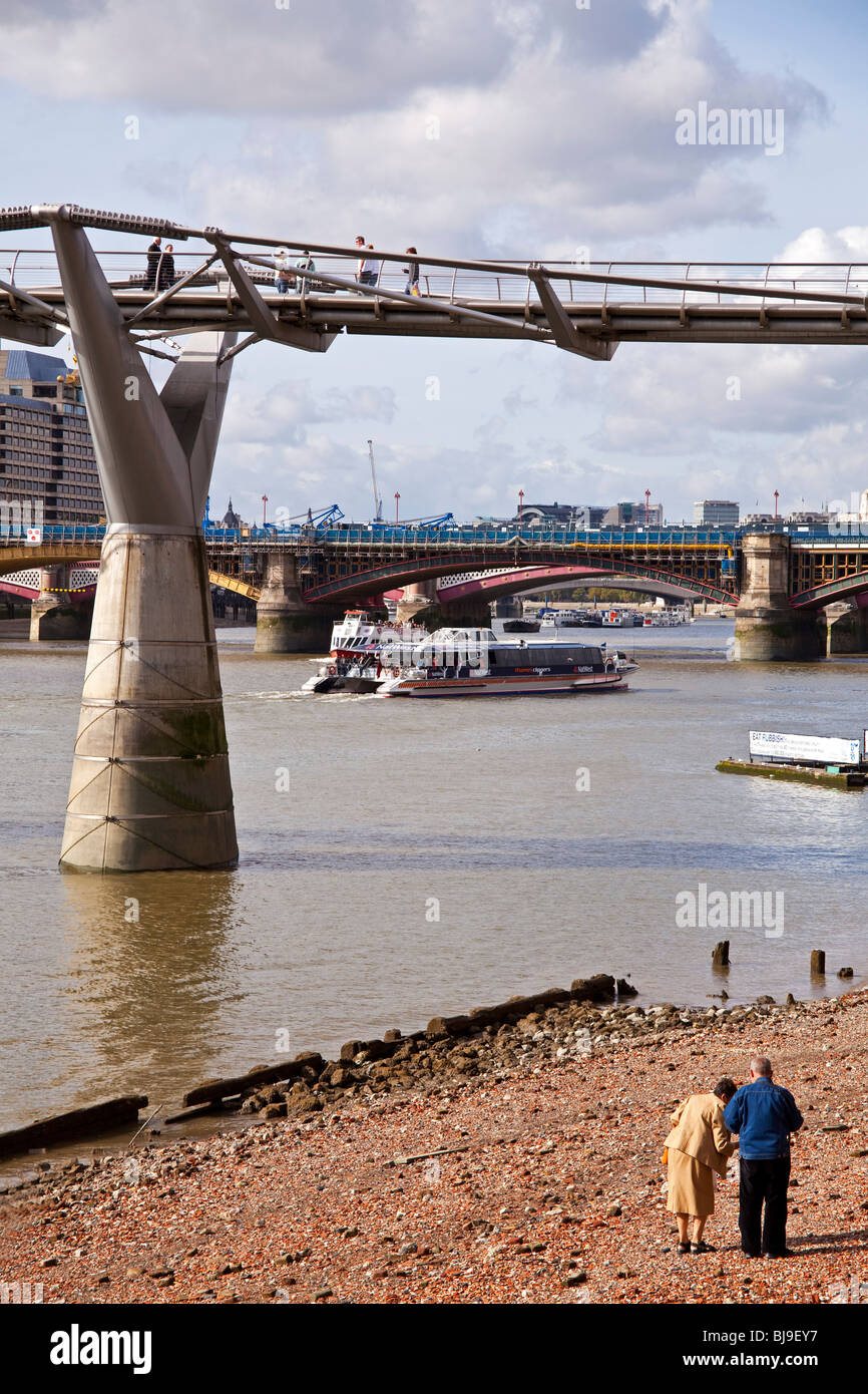 Il Millennium bridge da riva nord del Tamigi Londra Inghilterra REGNO UNITO Foto Stock