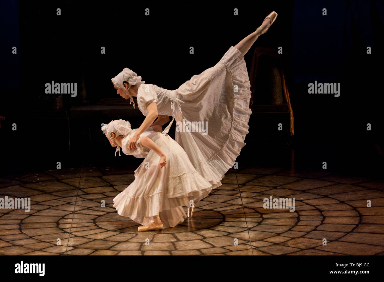 Femmina di ballerini esecutori di equilibrio di fase Foto Stock