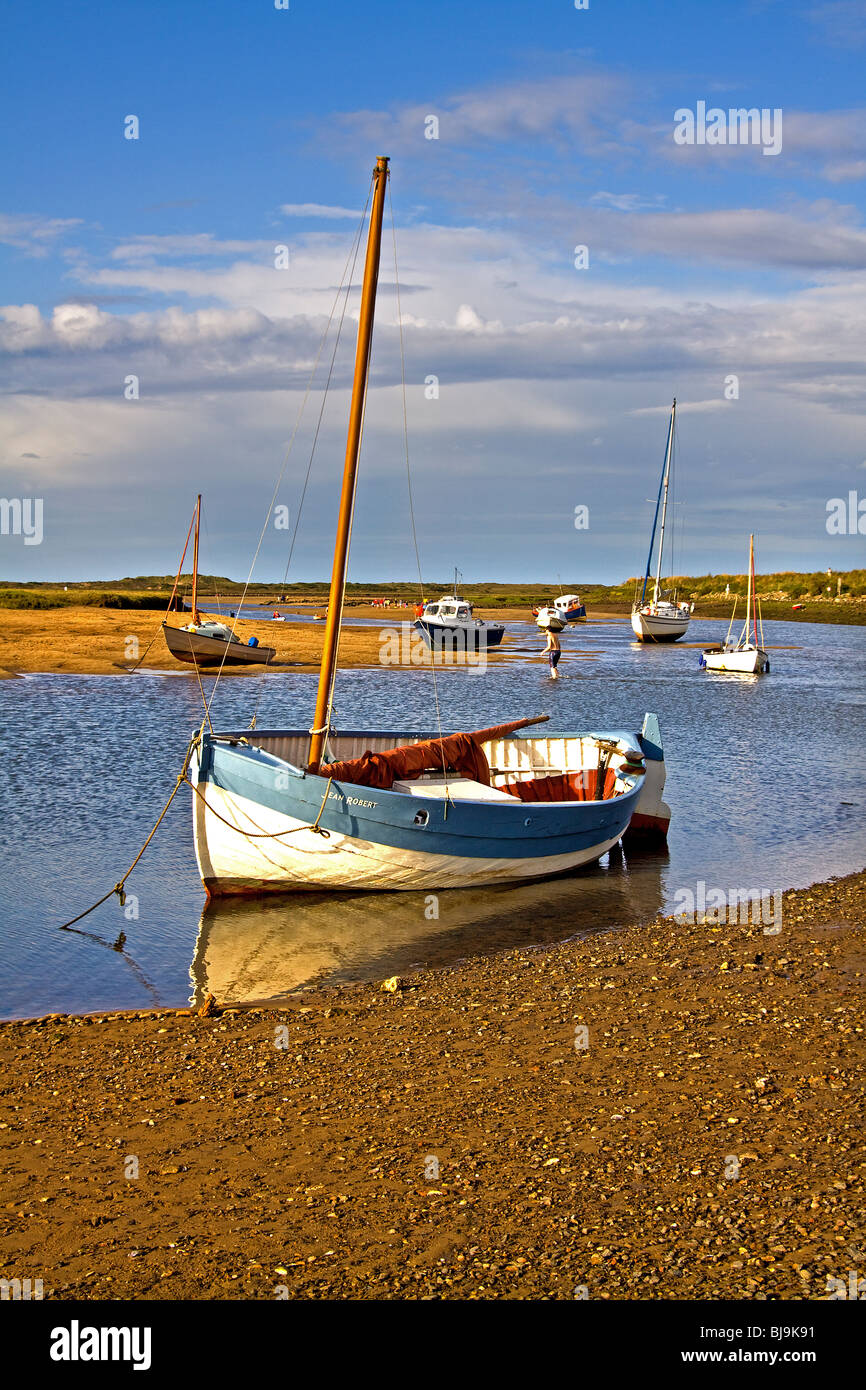 Barche a bassa marea nel porto naturale a Overy Staithe Norfolk Foto Stock