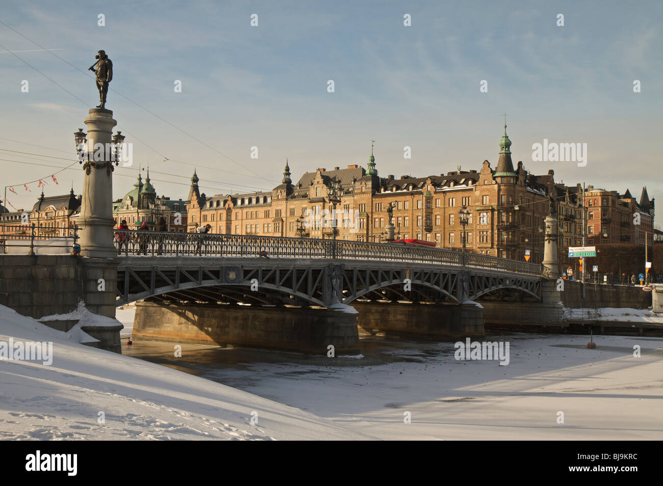 Bridge da Djurgarden a Strandvagen attraversamento su neve congelata Foto Stock