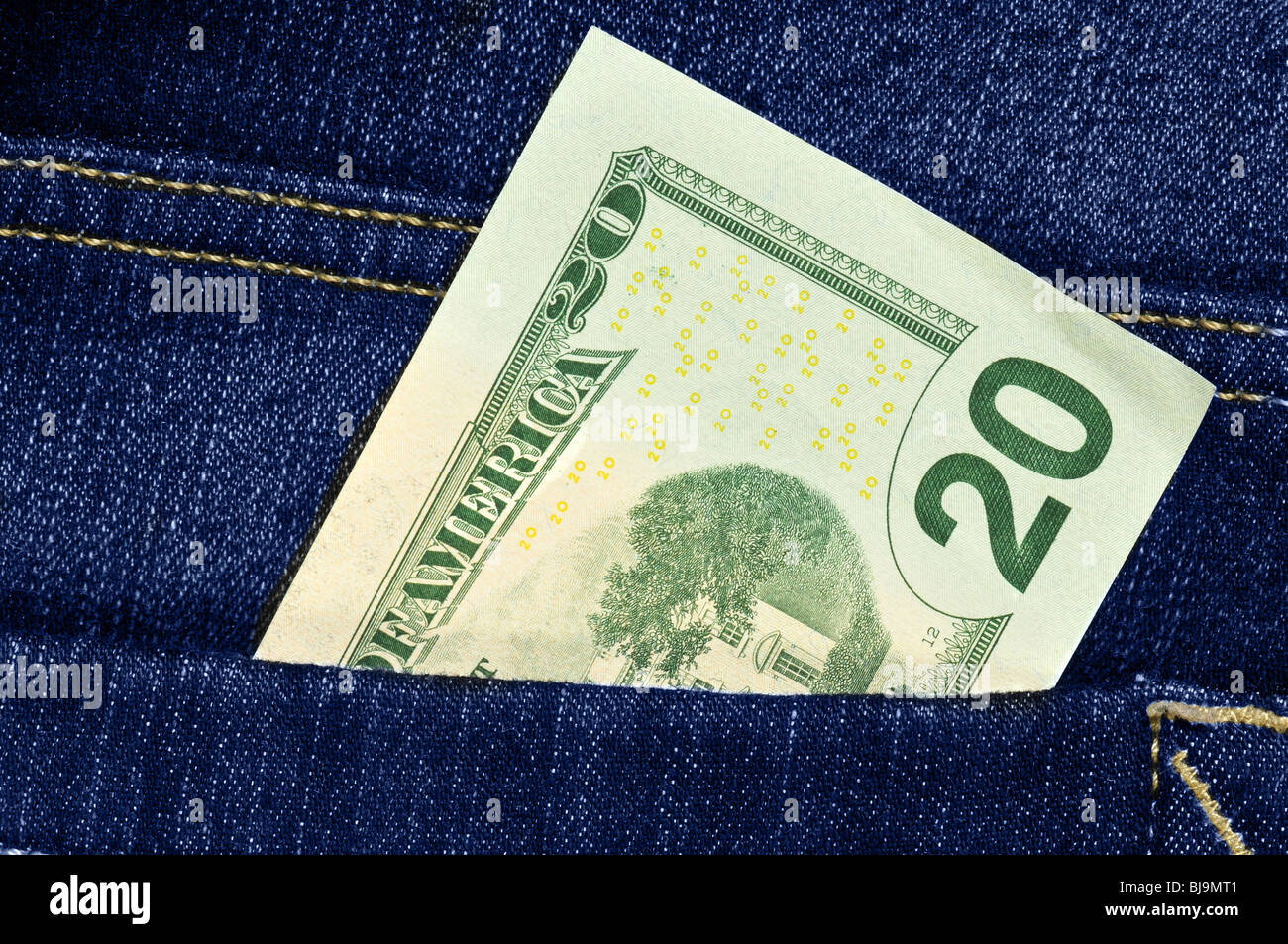 Venti dollari bastoni fuori dalla tasca dei jeans blu Foto Stock