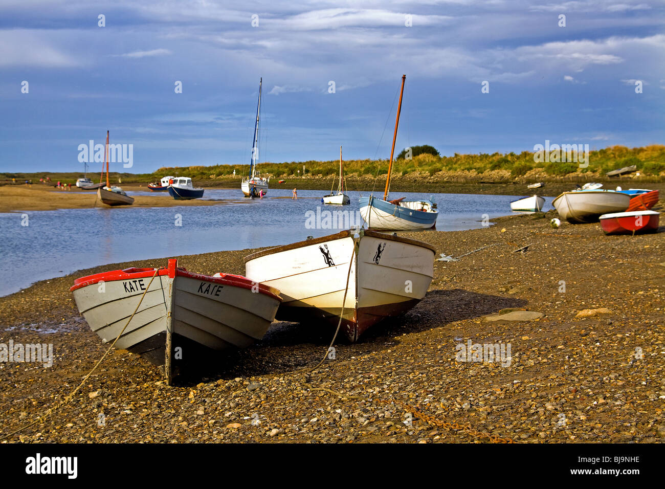 Barche spiaggiata a bassa marea nel porto naturale a Overy Staithe Norfolk Foto Stock
