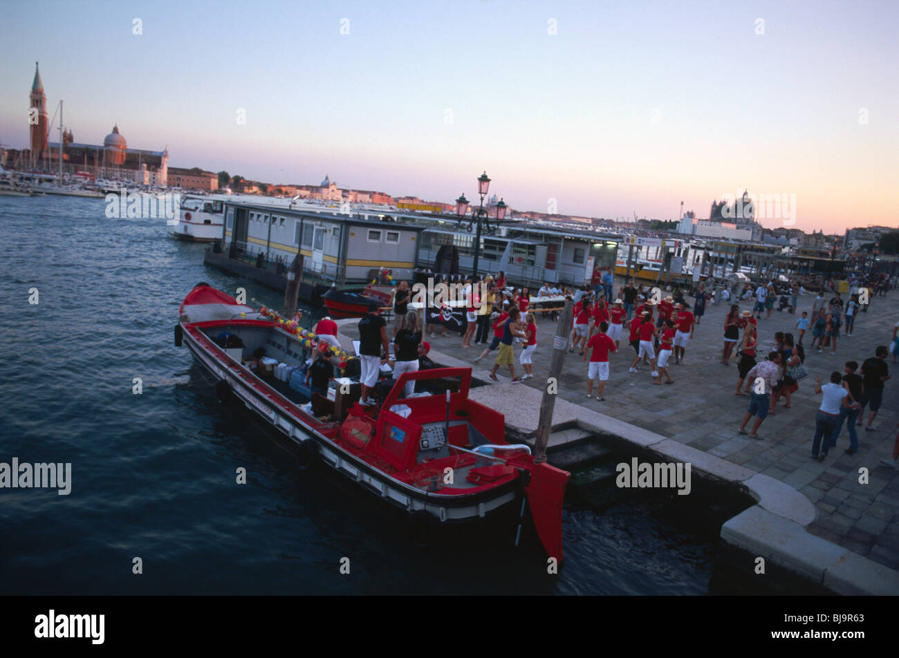 Venezia, Luglio 2008 - Festa del Redentore. Il bacino di San Marco comincia a riempire con un massimo con barche di tutti i tipi al tramonto come Venetian Foto Stock