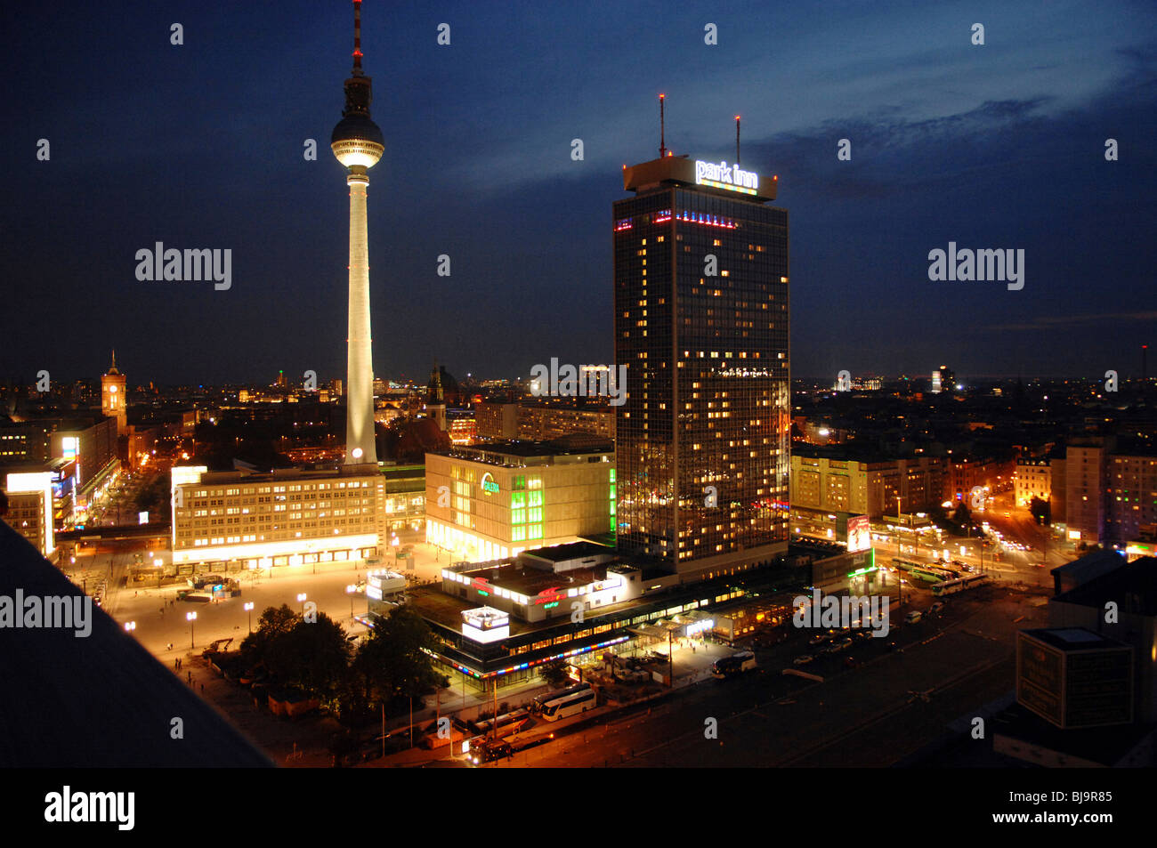 Alexanderplatz di Berlino la notte, Germania Foto Stock