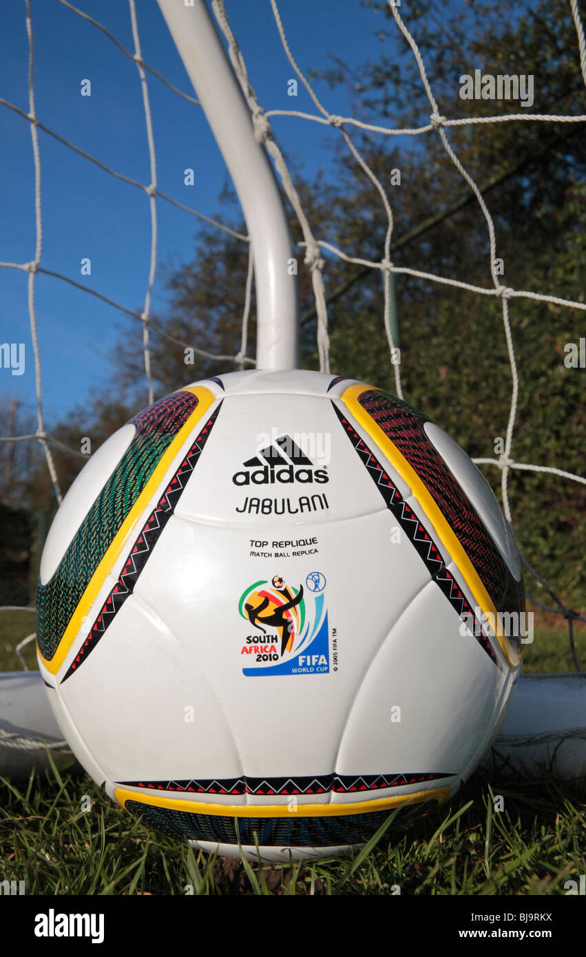 Mondiali di Calcio FIFA 2010 replica match ball da Adidas, il Jabulani, in  un angolo di un campo di calcio net Foto stock - Alamy