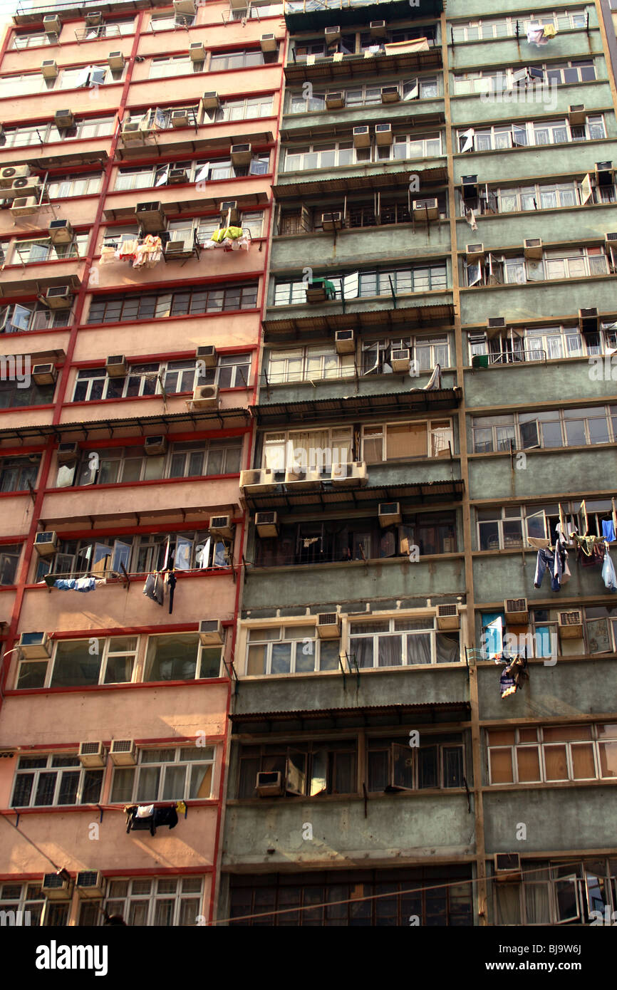 Piccolo appartamento edifici densamente popolato di Hong Kong centro quartiere cinese Foto Stock