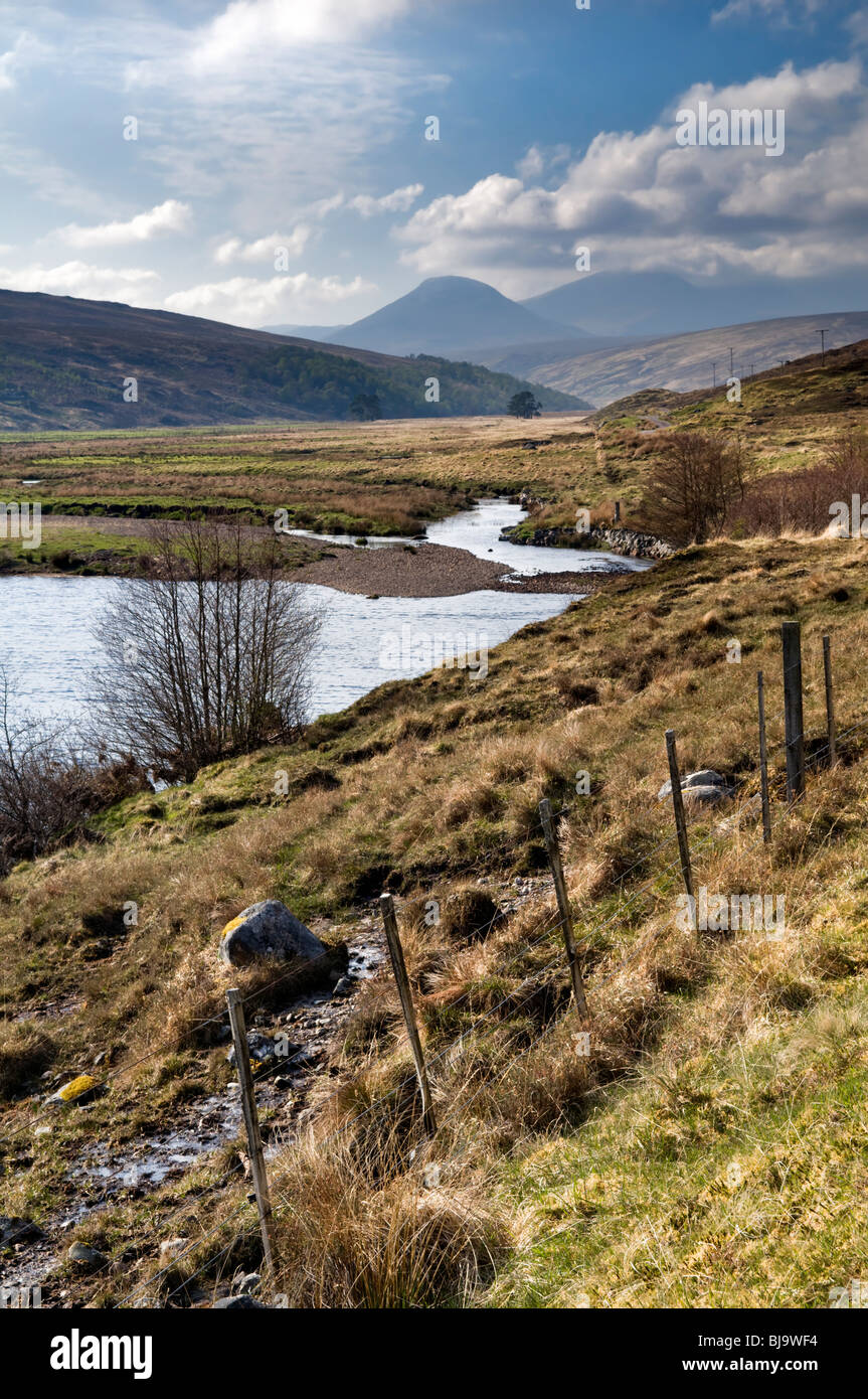 Il bel fiume Cassley in Glen Cassley, Sutherland in Scozia su un luminoso giorno di primavera Foto Stock