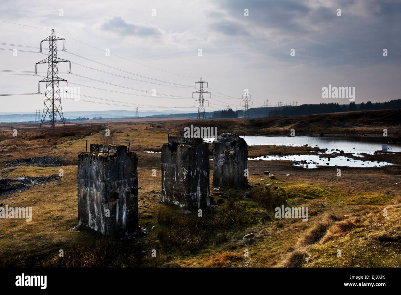 I resti di tre colonne di cemento su Llangynidr Mori nel Galles del Sud. Foto Stock