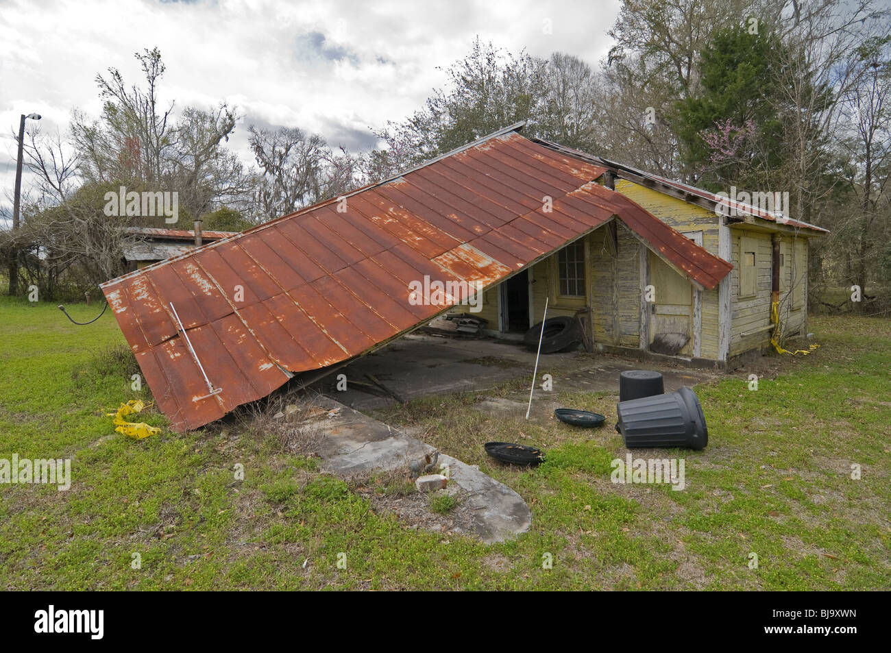 Vecchio abbandonati stazione gas colpita dalla vettura e comprimere le molle di alta Florida Foto Stock