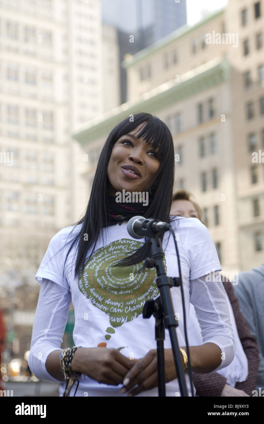 Top model Naomi Campbell parla di una giornata internazionale della donna in festa a City Hall Park di New York City nel 2010. Foto Stock