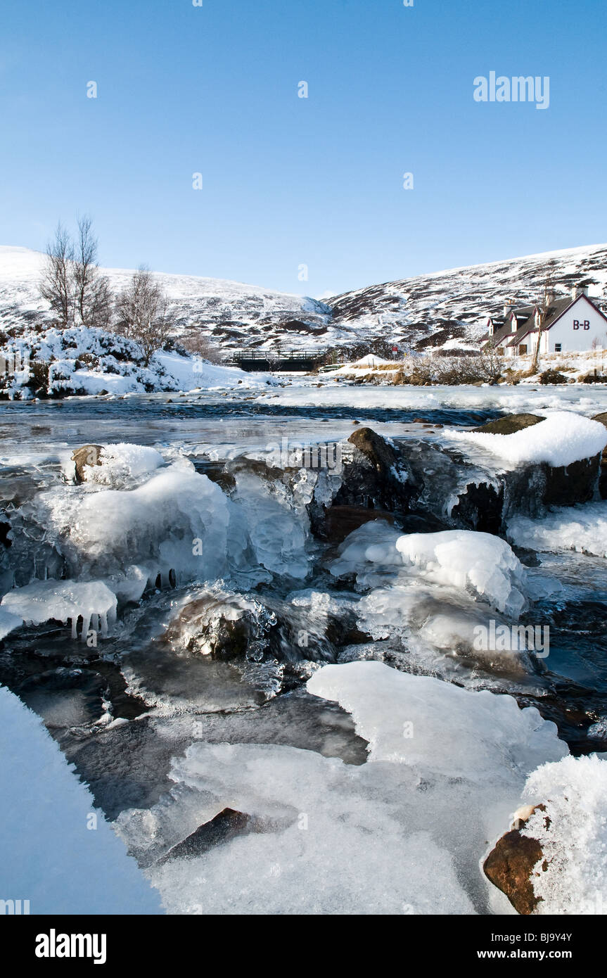 dh BALSPORRAN INVERNESSSHIRE Bed and breakfast cottage in scozzese nevoso glen ghiacciato fiume neve scena invernale ruscello surgelante fiumi invernali Foto Stock