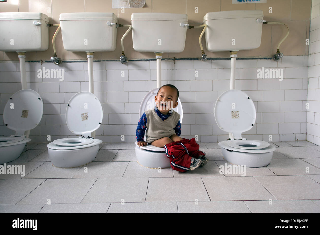 Bambino sorridente al Villaggio dei Bambini Tibetani, McLeod Ganj, India Foto Stock