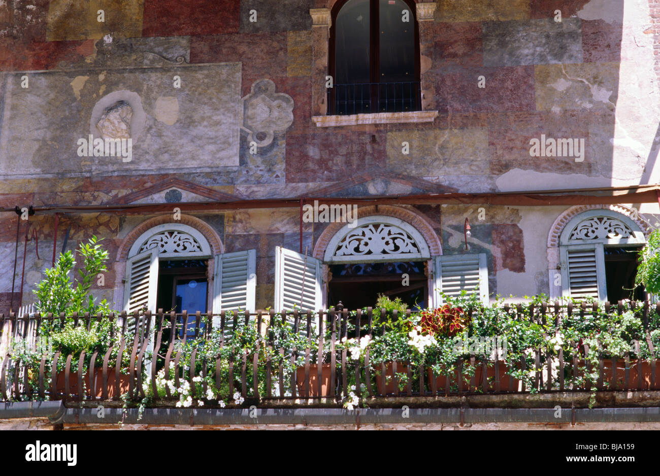 Verona, luglio 2008 -- balcone sulla soleggiata Piazza delle Erbe nella romantica Verona, Italia casa di Shakespeare Romeo e Ju Foto Stock