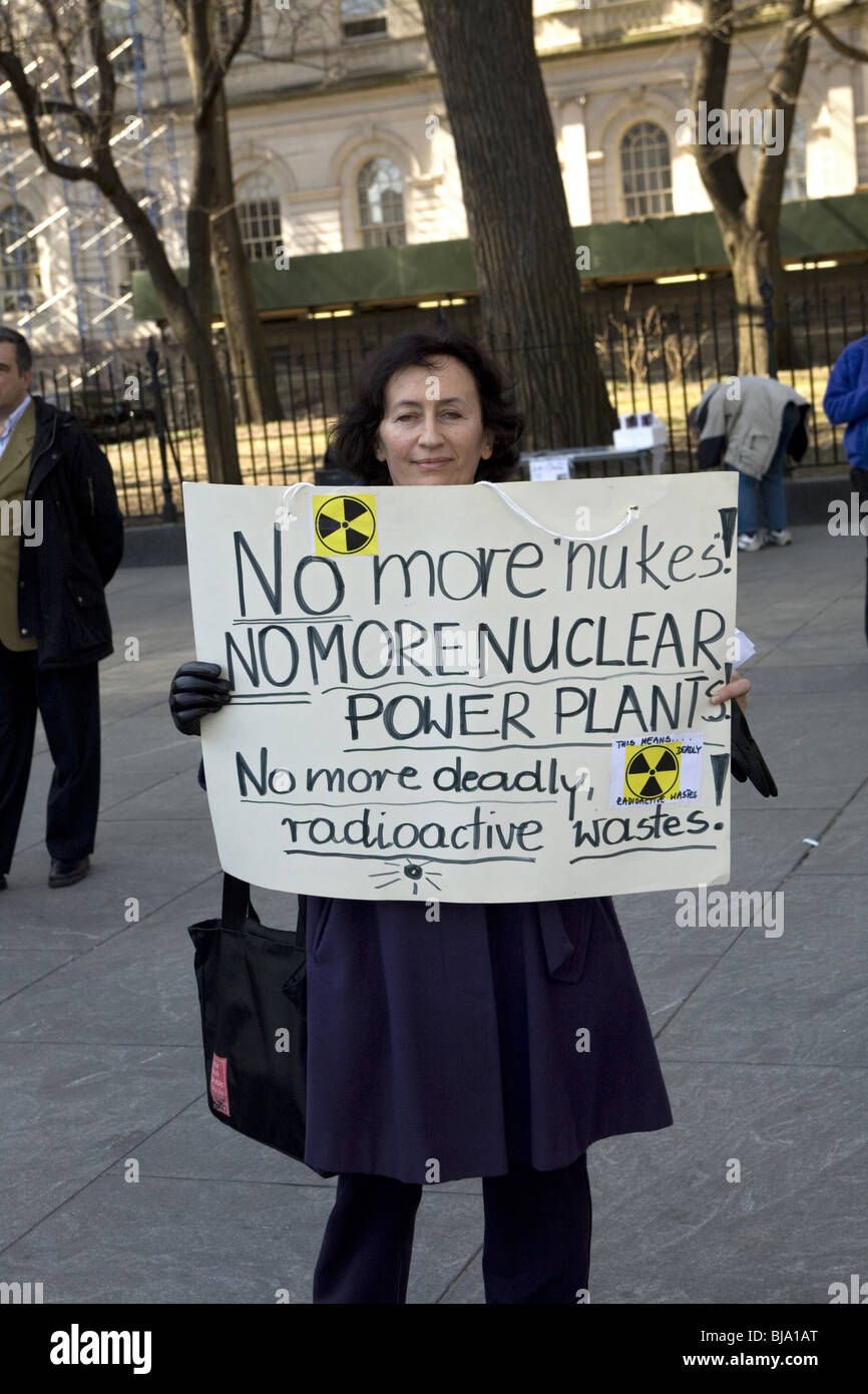 Attivista Antinuclear ricordandoci circa i pericoli della radioattività e radiazioni. La città di New York Foto Stock