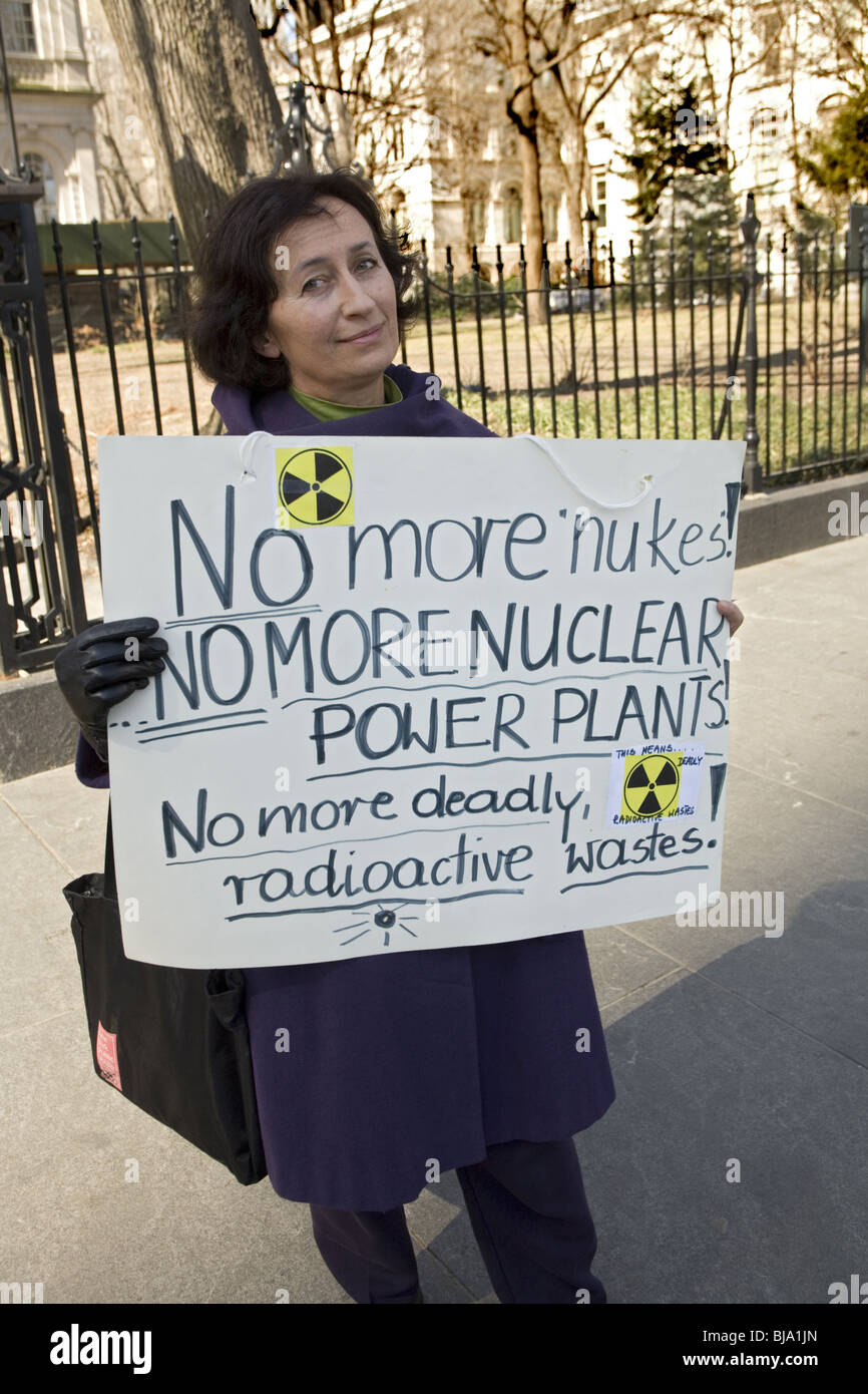 Attivista Antinuclear ricordandoci circa i pericoli della radioattività e radiazioni. La città di New York Foto Stock
