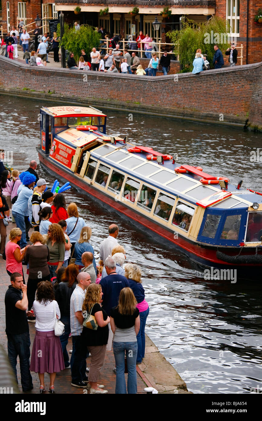 Canal chiatta sul canale al posto Danielle, Birmingham, West Midlands. Foto Stock