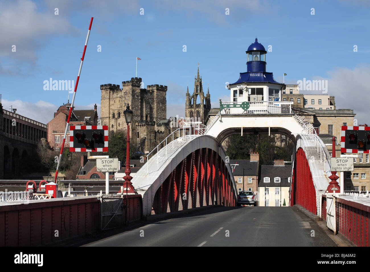 Il ponte girevole sul fiume Tyne tra Gateshead & Newcastle con quella della città di mantenere il castello e la cattedrale in background. Foto Stock