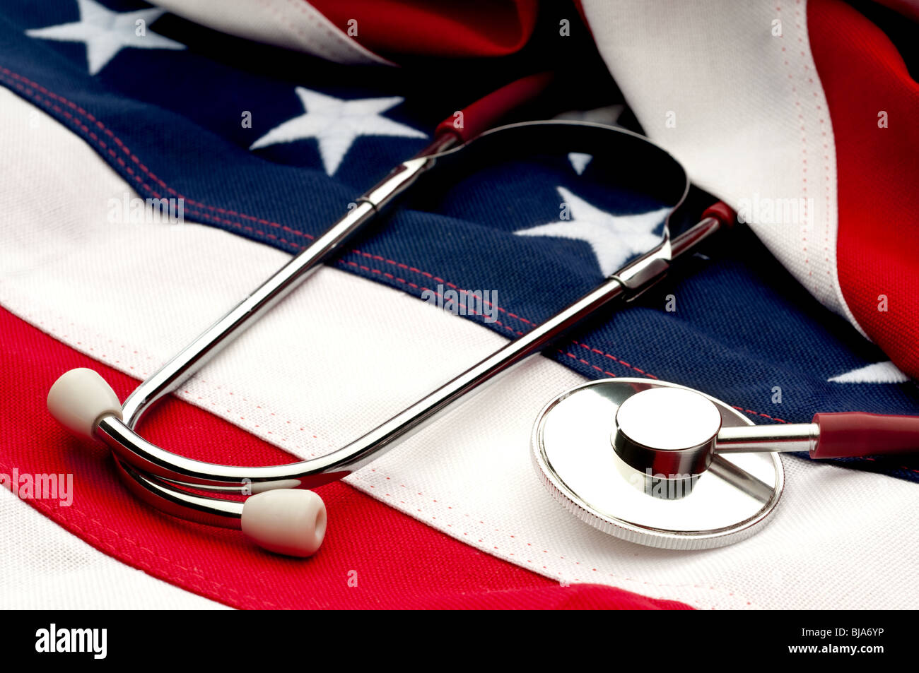 Uno stetoscopio in su una bandiera americana: Assistenza sanitaria discussione Foto Stock