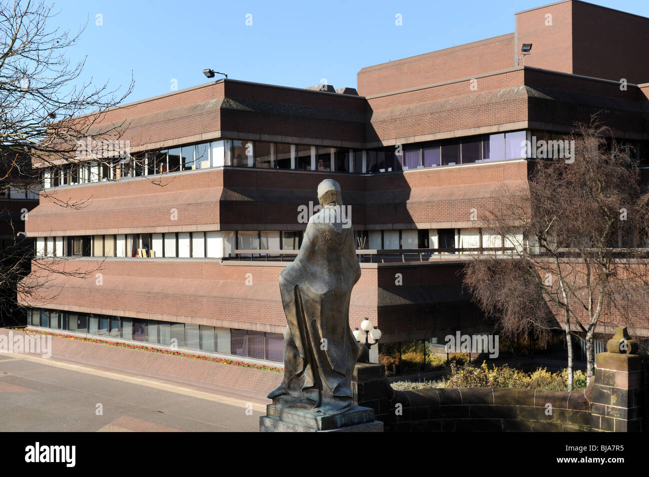 Statua di Lady Wulfruna e Civic Center uffici del consiglio a Wolverhampton Regno Unito Inghilterra Foto Stock