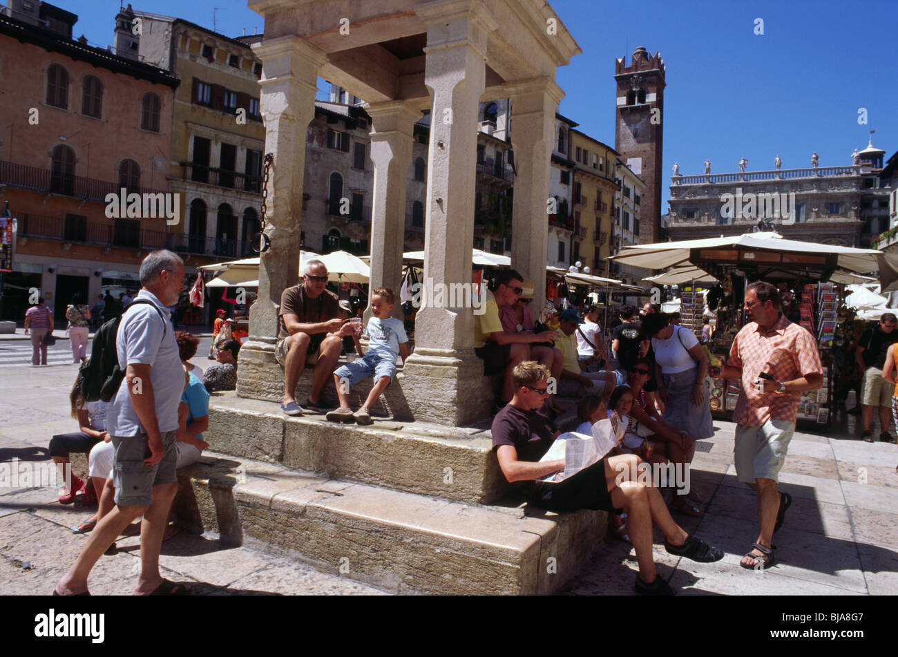 Verona, luglio 2008 -- i turisti di Piazza delle Erbe a Verona, Italia. Foto Stock