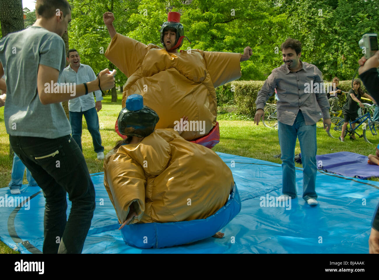Parigi, Francia, parchi pubblici i giovani a guardare due lottatori di sumo in Costume fuori combattimento in Bois de Vincennes Foto Stock