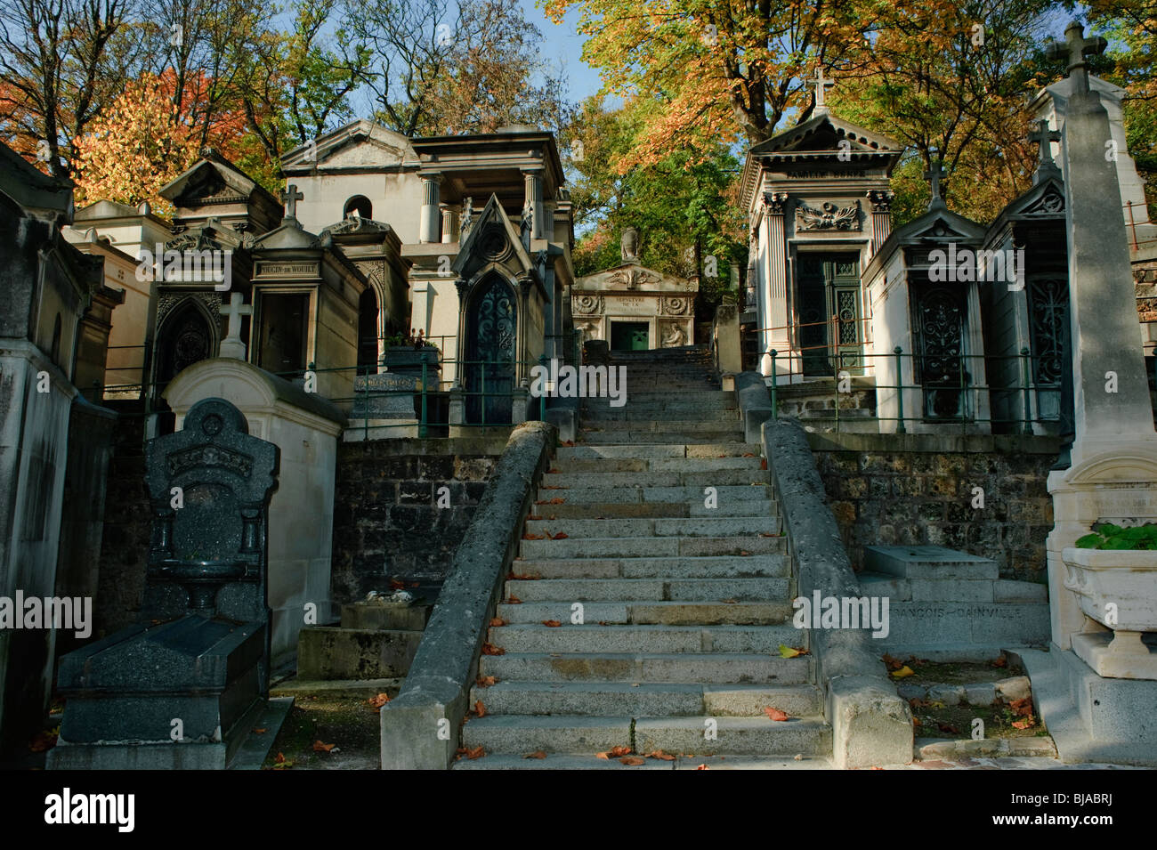 Parigi, Francia - Cimitero Pere Lachaise, monumenti francesi Scena di strada in autunno Foto Stock