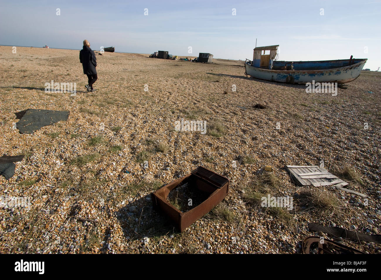 Rifiuti e rottami di metallo sulla spiaggia di Dungeness, nel Kent. REGNO UNITO Foto Stock