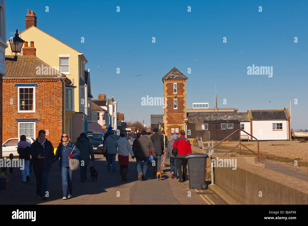 La gente camminare lungo il lungomare di Aldeburgh , Suffolk , Inghilterra , Inghilterra , Regno Unito Foto Stock