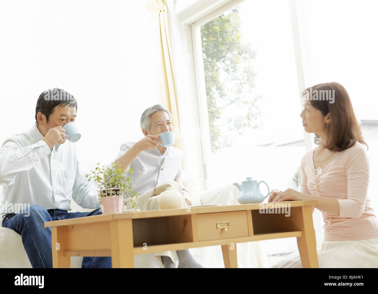 Gruppo Senior in un momento di relax a soggiorno Foto Stock