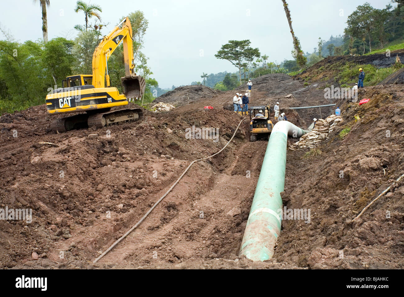 La riparazione di un oleodotto in Amazzonia ecuadoriana Foto Stock