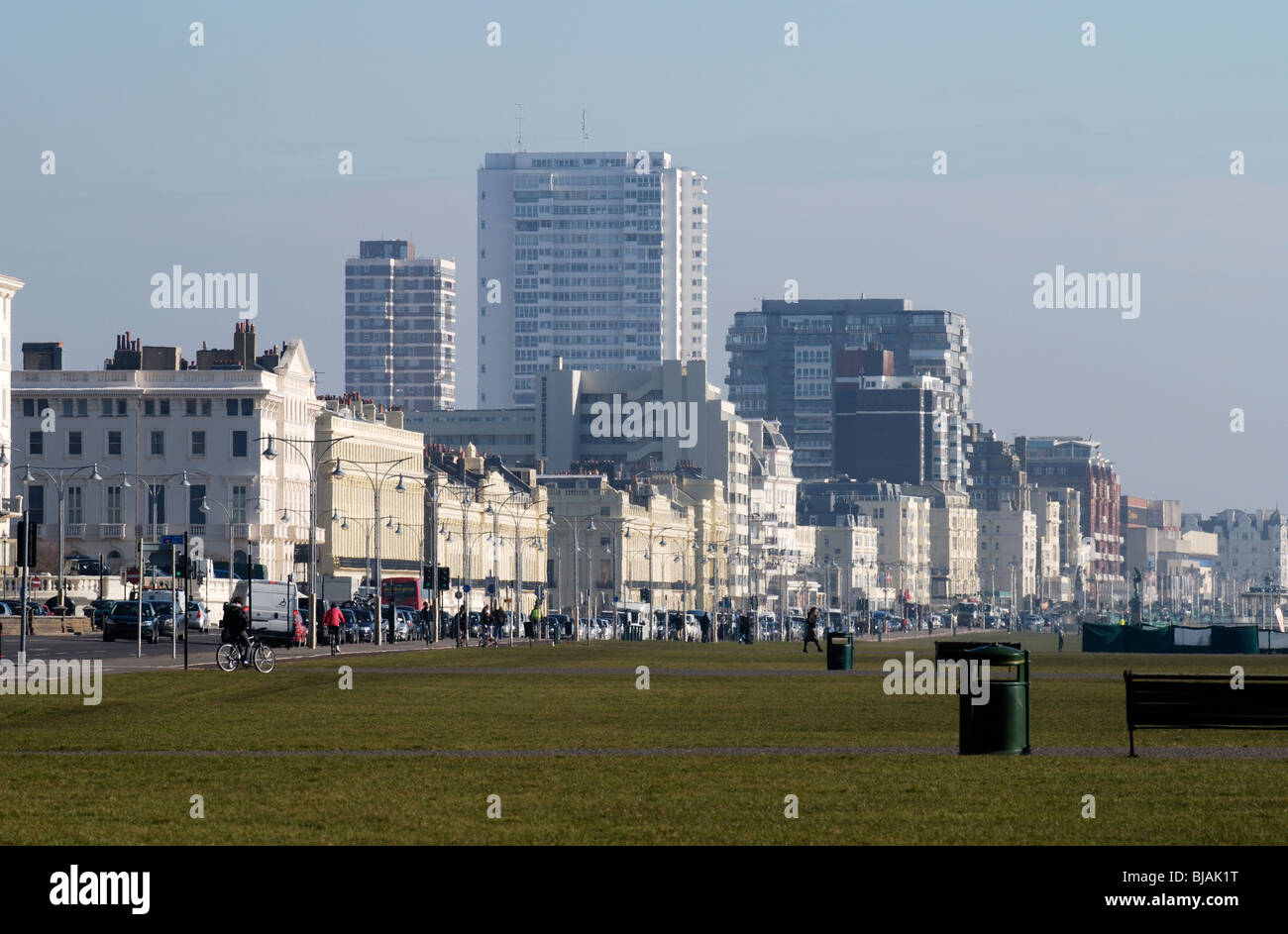 Miscela di edifici lungo il lungomare di Brighton. East Sussex. In Inghilterra. Con calore haze / bagliore. Foto Stock