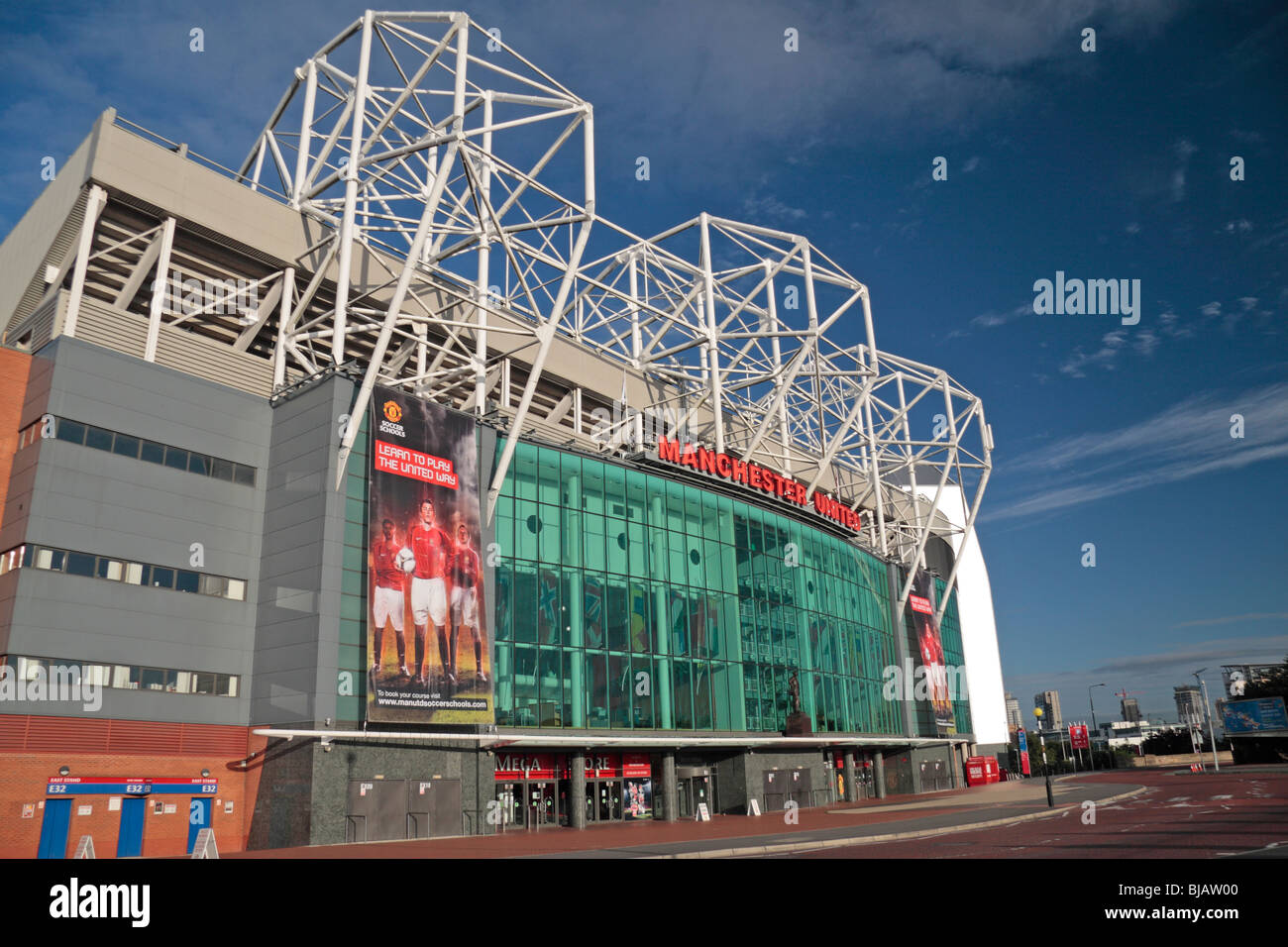 Vista guardando l'ingresso principale dell'Oriente cavalletto, per Old Trafford, casa del Manchester United football team. Foto Stock