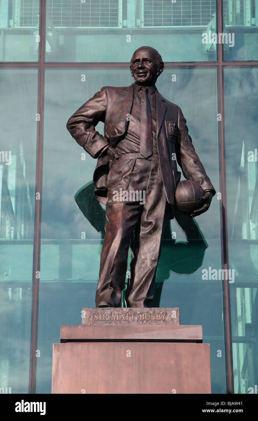 La statua di Sir Matt Busby presso l'entrata principale, East stand, per Old Trafford, casa del Manchester United football team. Foto Stock