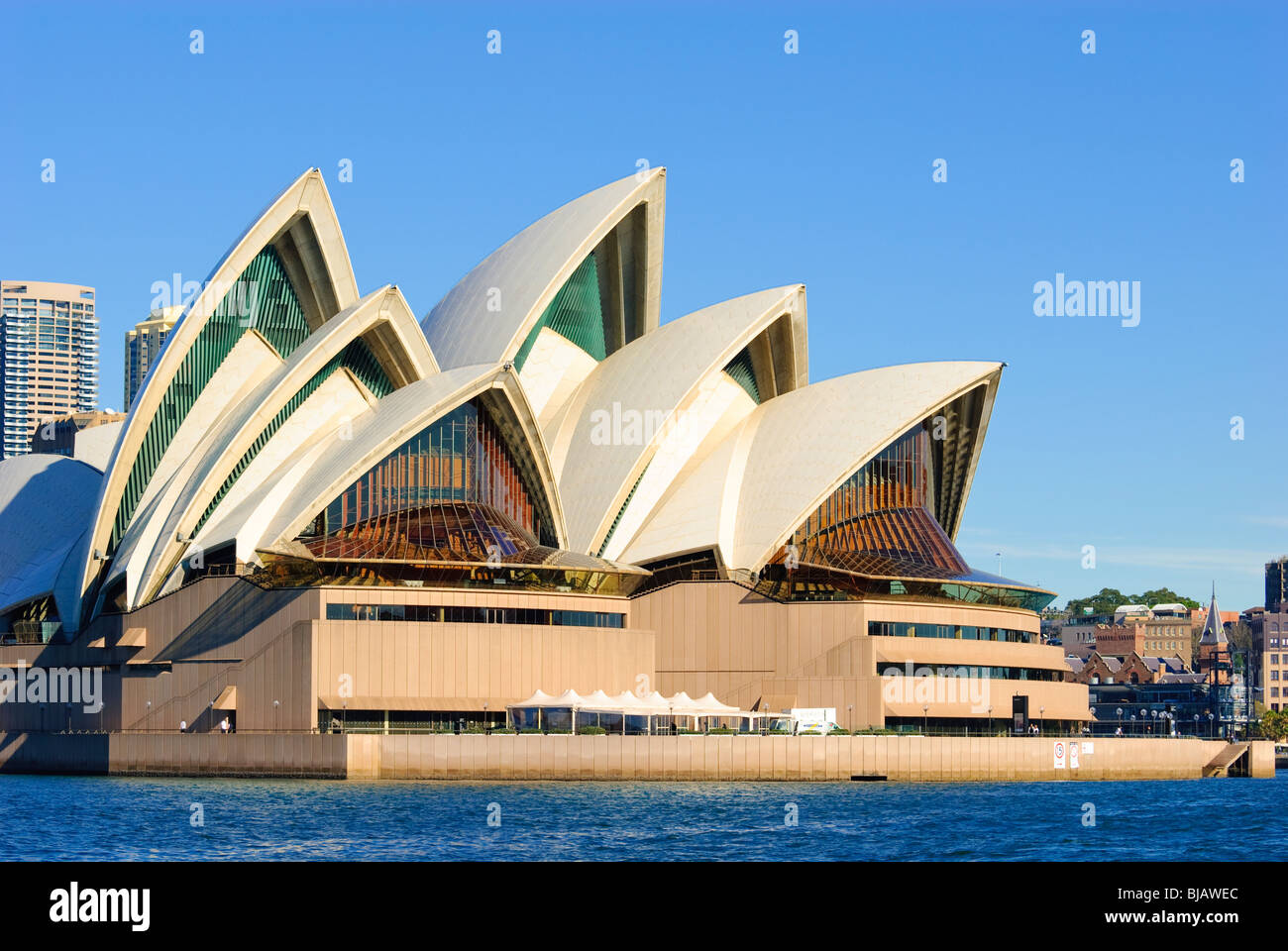 Cielo blu sopra il tetto della Sydney Opera House, visto dal porto di Sydney Foto Stock