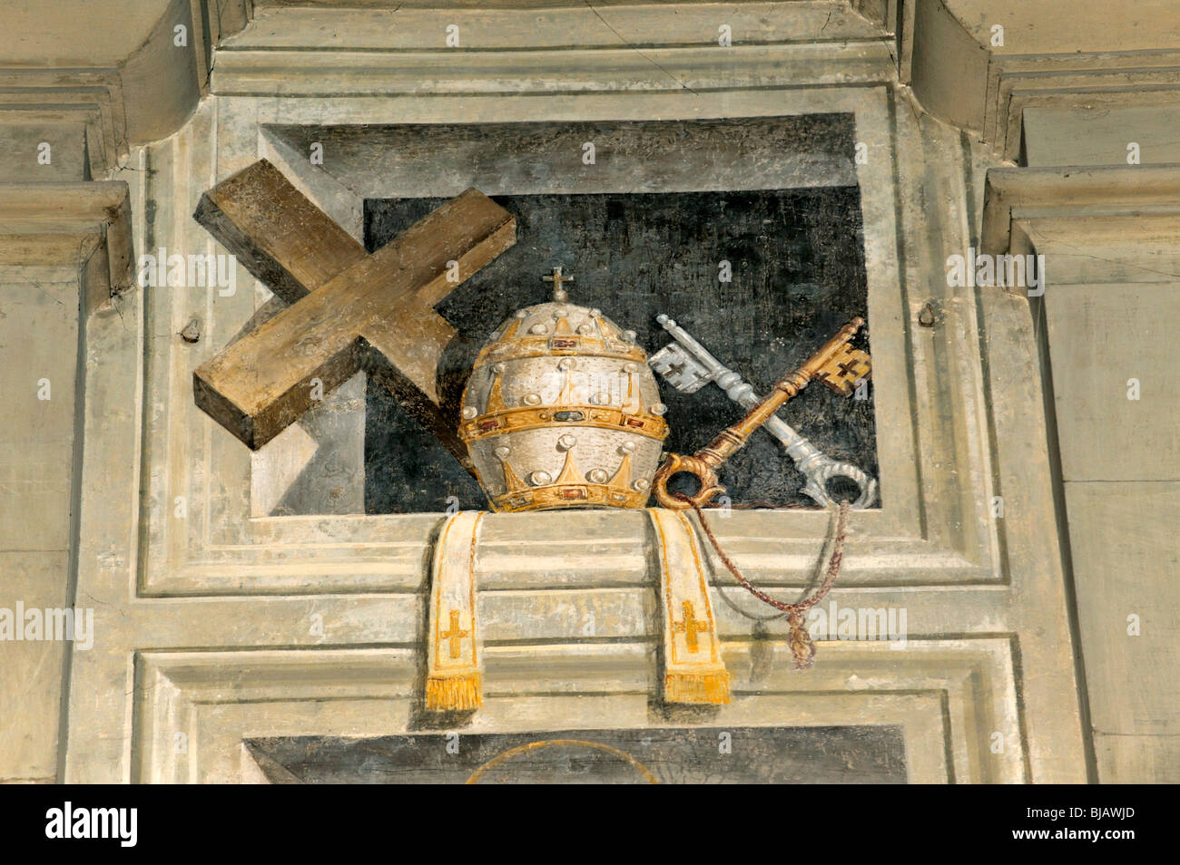 Tromp l'oeil murale dettaglio della croce, mitre e i tasti nella chiesa di Santa Maria in Gradi. Arezzo, Toscana, Italia Foto Stock