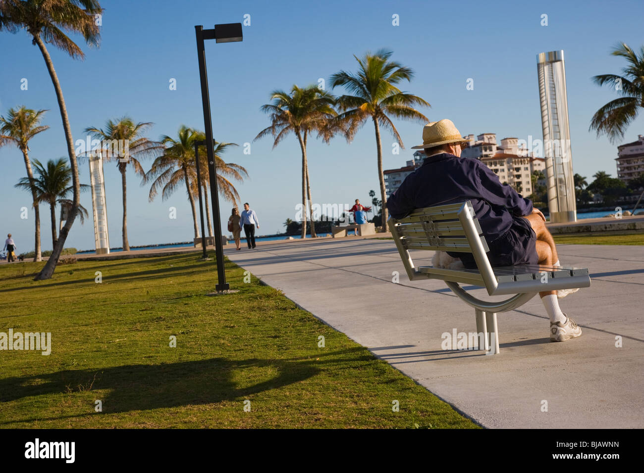 Uomo seduto su una panchina a South Point Park, Miami Beach, Florida Foto Stock