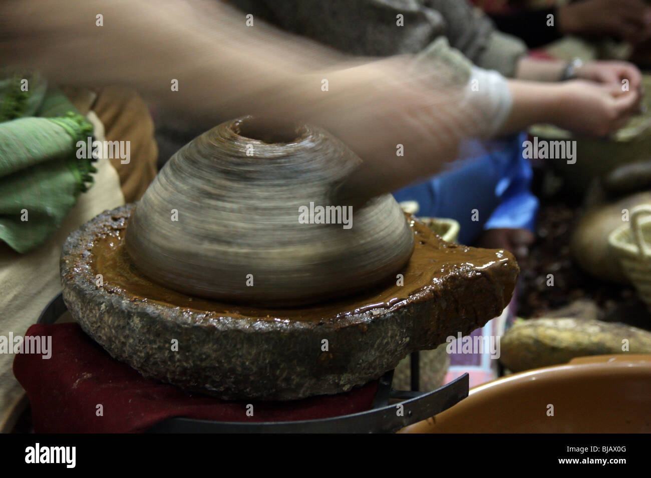 Le donne che producono olio di argan per cosmetici con metodi tradizionali Foto Stock