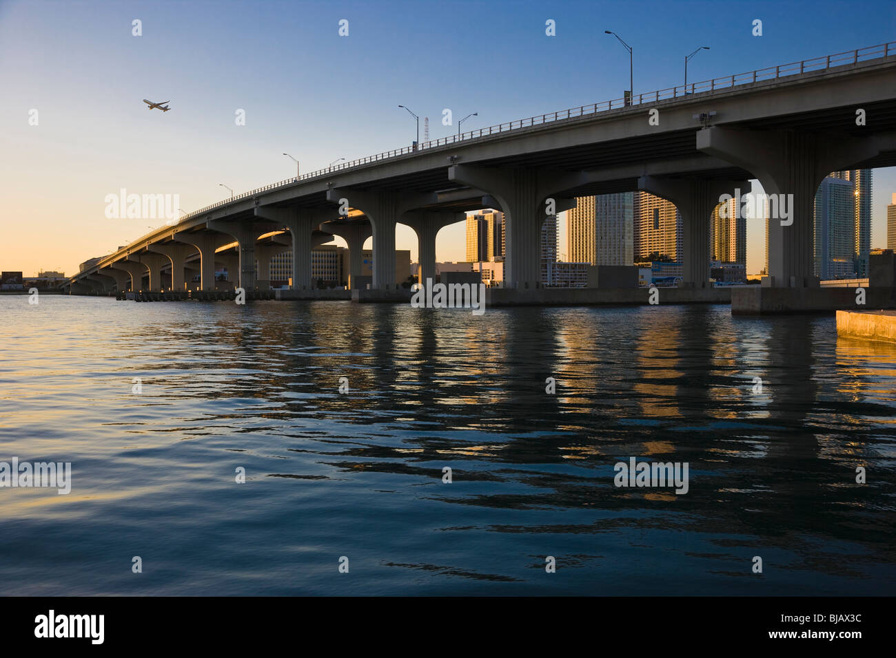 Lo skyline di Miami guardando il MacArthur Causeway al tramonto Foto Stock