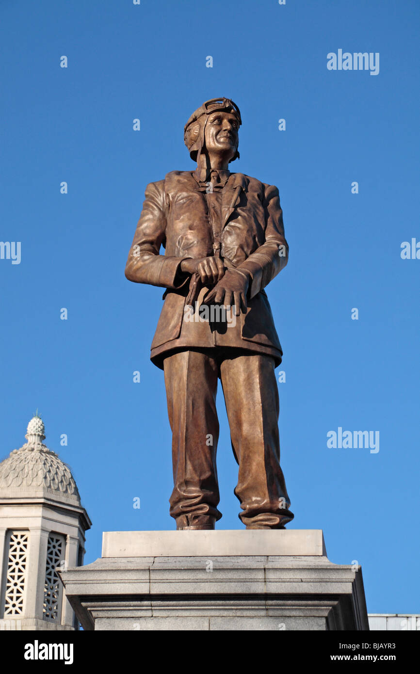 Statua di Air Chief Marshall, Sir Keith Park, 'Defender di Londra 1940', sul quarto plinto, Trafalgar Square, Londra, Regno Unito. Foto Stock