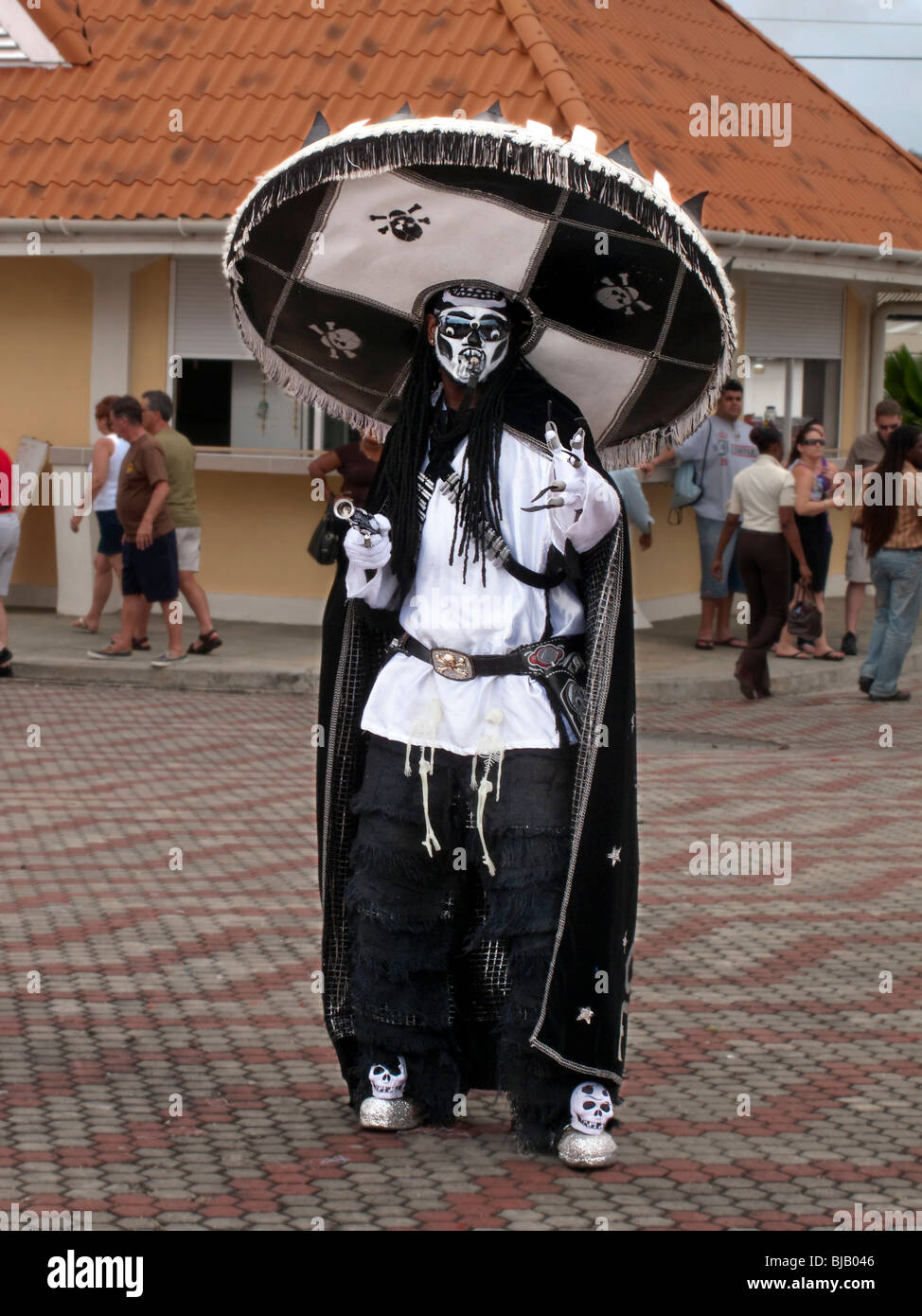 Uno dei più tradizionali di carnevale personaggi la mezzanotte rapinatore che posano con una pistola replica e la mano tesa Foto Stock
