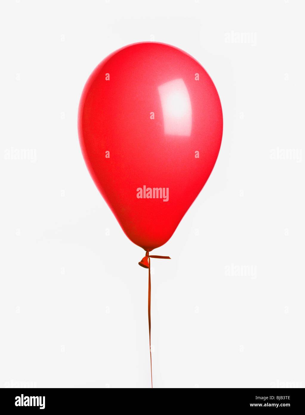Il palloncino rosso con nastro tagliato -out su sfondo bianco Foto Stock