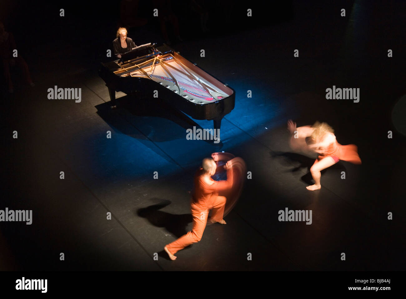 Una vista in pianta dello stadio in un balletto moderno di produzione con un Steinway grand piano sul retro. Monaco di Baviera Germania Foto Stock