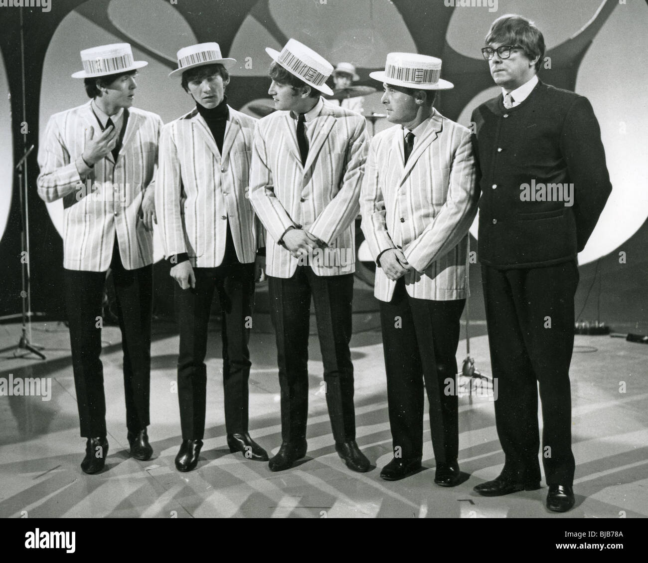 BEATLES sul Regno Unito Morcame TV e saggi mostrano circa 1964 con Eric Morcame vestito in vecchio stile Beatles suit Foto Stock