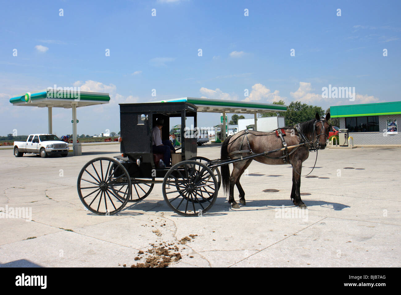 Una carrozza a cavallo degli Amish in una stazione di benzina BP, Topeka, Stati Uniti d'America Foto Stock